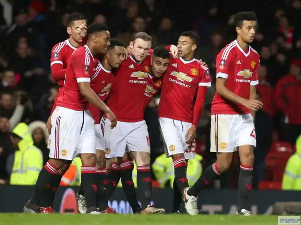 report: Late Wayne Rooney penalty spares Louis van Gaal